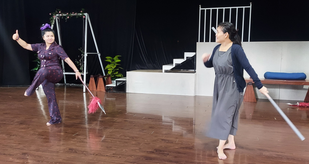 NSƯT T&uacute; Sương v&agrave; nghệ sĩ Trinh Trinh tập tiết mục Tiết giao đoạt ngọc