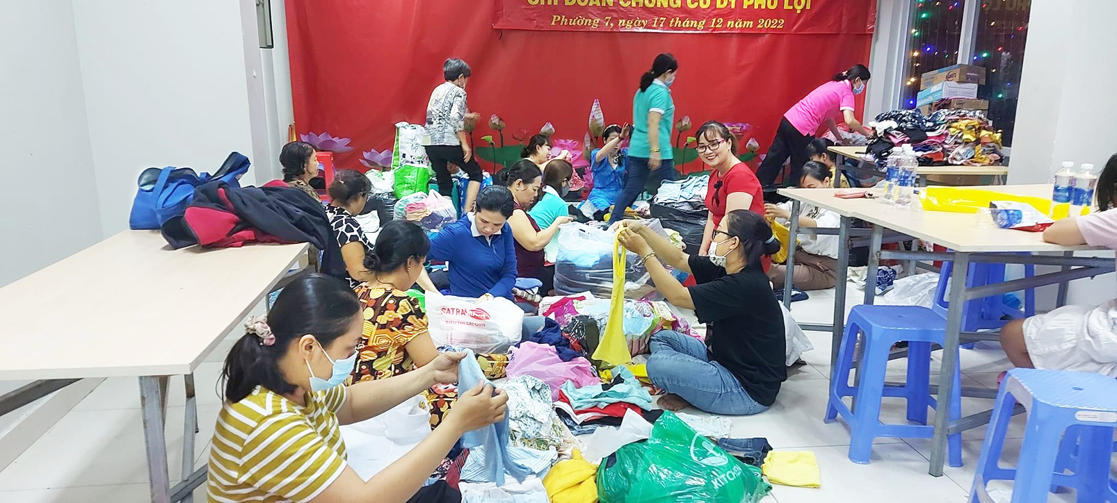Hội vi&ecirc;n phụ nữ chung cư D1 thực hiện chương tr&igrave;nh &ldquo;Tết l&agrave;m điều hay&rdquo;, quy&ecirc;n g&oacute;p quần &aacute;o l&agrave;m &ldquo;gian h&agrave;ng 0 đồng&rdquo; cho to&agrave;n khu phố