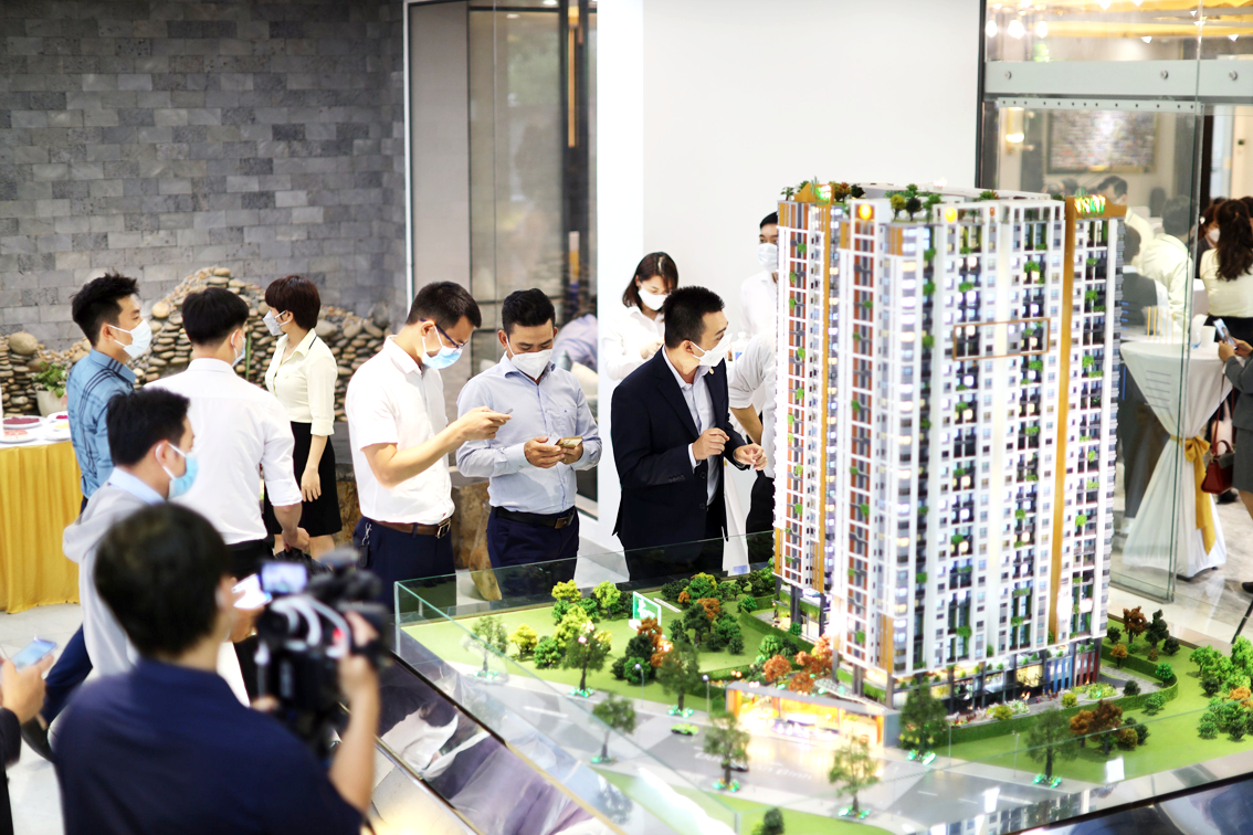 Giới chuy&ecirc;n m&ocirc;n dự b&aacute;o trong năm 2023, người mua nh&agrave; để ở c&oacute; nhiều cơ hội để sở hữu nh&agrave;  (trong ảnh: Kh&aacute;ch mua nh&agrave; t&igrave;m hiểu một dự &aacute;n mở b&aacute;n ở B&igrave;nh Dương hồi giữa năm 2022) - ẢNH: B.T