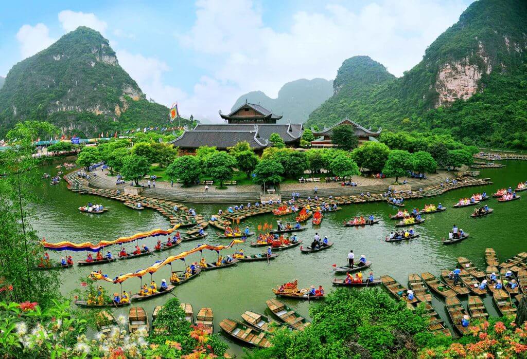 TR&Agrave;NG AN Tr&agrave;ng AnSlideshow Quần thể danh thắng Tr&agrave;ng An - B&aacute;i Đ&iacute;nh ở Ninh B&igrave;nh l&agrave; sự kết hợp giữa khung cảnh vừa h&ugrave;ng vĩ vừa thơ mộng của tự nhi&ecirc;n v&agrave; văn h&oacute;a t&acirc;m linh, được UNESCO c&ocirc;ng nhận l&agrave; di sản văn h&oacute;a thế giới. Mỗi dịp đầu năm mới, Tr&agrave;ng An - B&aacute;i Đ&iacute;nh thu h&uacute;t kh&aacute;ch du lịch xa gần gh&eacute; thăm để thưởng ngoạn phong cảnh v&agrave; t&igrave;m về chốn thiền viện cầu ước b&igrave;nh an cho năm tới.  C&aacute;c hang động kỳ ảo, những dải n&uacute;i uốn lượn v&agrave; thảm l&uacute;a xanh mướt ở Tr&agrave;ng An c&ugrave;ng kh&ocirc;ng gian huyền b&iacute; ở B&aacute;i Đ&iacute;nh chắc chắn sẽ mang lại nhiều trải nghiệm đ&aacute;ng nhớ cho gia đ&igrave;nh bạn đấy nha.