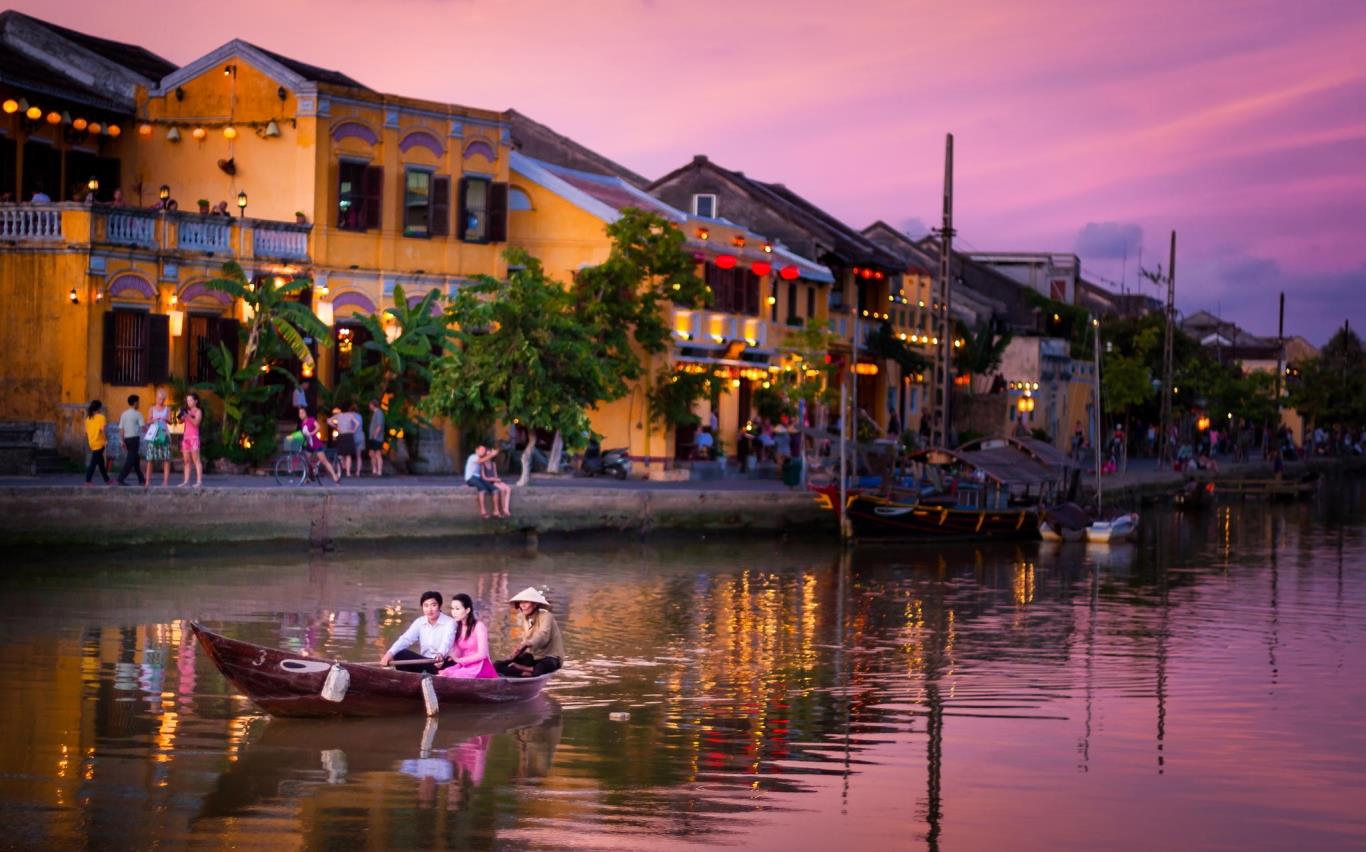 Du lịch Tết Hội An 2023 kh&ocirc;ng chỉ l&agrave; tận hưởng sự y&ecirc;n b&igrave;nh ở miền di sản m&agrave; c&ograve;n l&agrave; dịp để du kh&aacute;ch cảm nhận văn h&oacute;a d&acirc;n tộc, h&ograve;a m&igrave;nh v&agrave;o trong kh&ocirc;ng kh&iacute; đậm chất ng&agrave;y lễ cổ truyền của người Việt xưa. Đặc biệt, du lịch Hội An thời điểm n&agrave;y, bạn c&ograve;n c&oacute; cơ hội tham gia rất nhiều hoạt động th&uacute; vị.  1. Thời tiết Tết Nguy&ecirc;n Đ&aacute;n ở Hội An như thế n&agrave;o? Dịp đầu Xu&acirc;n, thời tiết ở Hội An kh&aacute; m&aacute;t mẻ v&agrave;o ban ng&agrave;y v&agrave; se lạnh khi đ&ecirc;m về. Từ th&aacute;ng 2, nhiệt độ nơi đ&acirc;y dao động trong khoảng từ 19 đến 27 độ C, c&oacute; thể xuất hiện mưa nhỏ nhưng kh&ocirc;ng g&acirc;y ảnh hưởng tới hoạt động du xu&acirc;n.  Như vậy, với thời tiết kh&ocirc;ng qu&aacute; n&oacute;ng hay buốt lạnh, khi du lịch tết Hội An 2023, du kh&aacute;ch c&oacute; thể lựa chọn những set đồ vừa phải, d&agrave;i mỏng, thoải m&aacute;i. Đặc biệt, thời tiết n&agrave;y rất ph&ugrave; hợp để diện trang phục truyền thống v&agrave; chụp c&aacute;c tấm h&igrave;nh kỷ niệm tuyệt đẹp nơi đ&acirc;y.  Dịp đầu Xu&acirc;n, thời tiết ở Hội An kh&aacute; m&aacute;t mẻ v&agrave;o ban ng&agrave;y Thời tiết Hội An ng&agrave;y Tết rất hợp để du xu&acirc;n (Ảnh: Sưu tầm)  2. 10 trải nghiệm du lịch Tết Hội An 2023 hấp dẫn nhất V&agrave;o những ng&agrave;y Tết Nguy&ecirc;n Đ&aacute;n, c&oacute; rất nhiều du kh&aacute;ch trong v&agrave; ngo&agrave;i nước lựa chọn Hội An l&agrave;m điểm đến. Tuy n&aacute;o nhiệt hơn mọi khi, nhưng c&aacute;c điểm du lịch tại đ&acirc;y kh&ocirc;ng hề x&ocirc; bồ, vội v&atilde; hay c&oacute; sự chen ch&uacute;c. V&igrave; vậy du kh&aacute;ch c&oacute; thể thoải m&aacute;i vui chơi, kh&aacute;m ph&aacute; v&agrave; tận hưởng kh&ocirc;ng kh&iacute; m&ugrave;a xu&acirc;n nơi đ&acirc;y, Nếu đang t&igrave;m hiểu tour du lịch Tết Hội An 2023, những điểm đến dưới đ&acirc;y sẽ l&agrave; gợi &yacute; d&agrave;nh cho bạn.