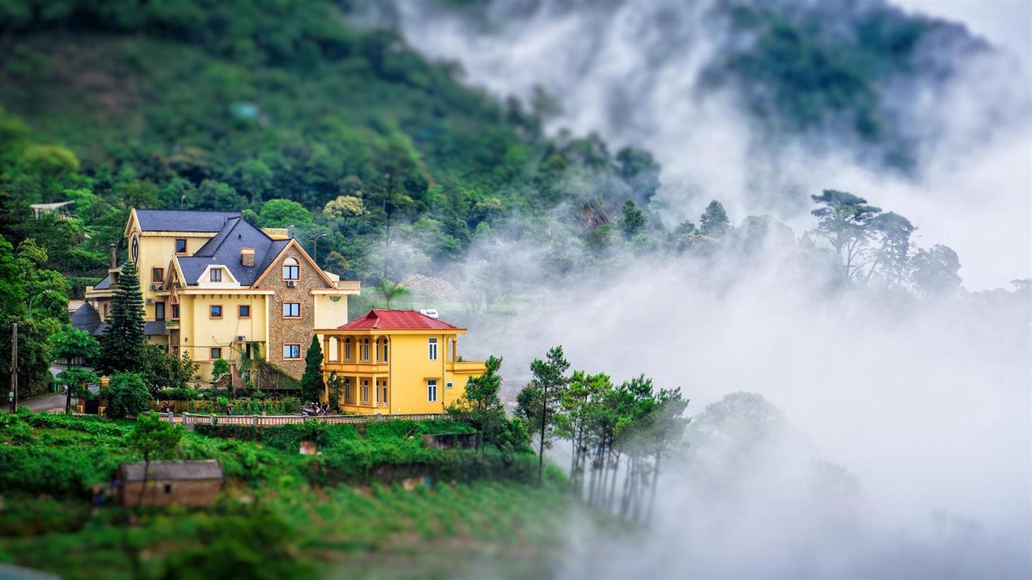 DU LỊCH H&Agrave; NỘI Du lịch H&agrave; NộiSlideshow Cầu Th&ecirc; H&uacute;c - Biểu tượng của H&agrave; Nội Đầu năm n&ecirc;n đi du xu&acirc;n ở đ&acirc;u H&agrave; Nội? Đ&acirc;y cũng l&agrave; thắc mắc của kh&ocirc;ng &iacute;t bạn trẻ khi đặt ch&acirc;n đến v&ugrave;ng đất Thủ đ&ocirc;. Với 36 phố phường c&ugrave;ng c&aacute;c ng&ocirc;i ch&ugrave;a linh thi&ecirc;ng, H&agrave; Nội trở th&agrave;nh điểm đến được nhiều du kh&aacute;ch trong v&agrave; ngo&agrave;i nước lựa chọn để du xu&acirc;n. Bạn c&oacute; thể gh&eacute; thăm Ch&ugrave;a Hương, ch&ugrave;a Sở, ch&ugrave;a Qu&aacute;n Sứ... những ng&ocirc;i ch&ugrave;a c&oacute; từ h&agrave;ng ngh&igrave;n năm l&agrave; địa chỉ cầu may mắn v&agrave; b&igrave;nh an v&agrave;o dịp đầu năm mới.