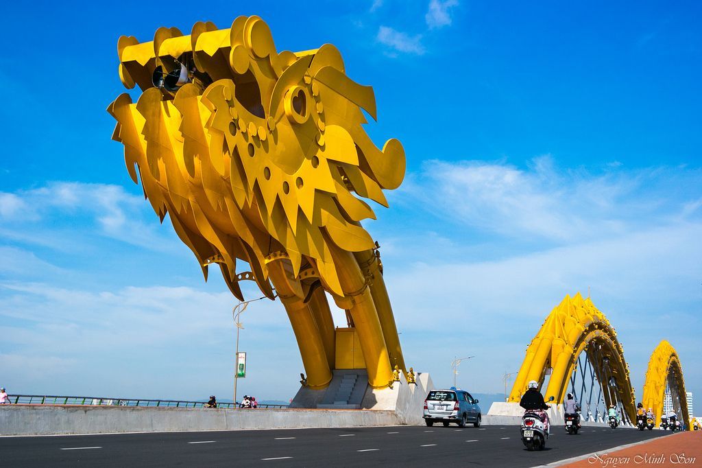 Kh&ocirc;ng chỉ sở hữu c&aacute;i se lạnh v&agrave;o những ng&agrave;y đấu năm mới, th&agrave;nh phố đ&aacute;ng sống nhất Việt Nam c&ograve;n chiều l&ograve;ng mọi đối tượng du kh&aacute;ch thuộc mọi độ tuổi với h&agrave;ng loạt danh thắng, n&uacute;i, s&ocirc;ng, biển, c&ocirc;ng tr&igrave;nh kiến tr&uacute;c... Đừng bỏ qua danh s&aacute;ch c&aacute;c m&oacute;n đặc sản tại Đ&agrave; Nẵng như b&aacute;nh x&egrave;o, m&igrave; Quảng, gỏi c&aacute; Nam &Ocirc; hay Cao Lầu&hellip; - Ảnh: Nguyễn Minh Sơn.