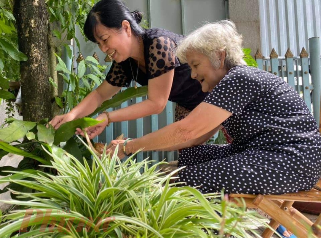 B&agrave; Th&uacute;y c&ugrave;ng con dọn dẹp nh&agrave; cửa, trồng lại c&acirc;y cảnh quanh nh&agrave; chuẩn bị đ&oacute;n Tế