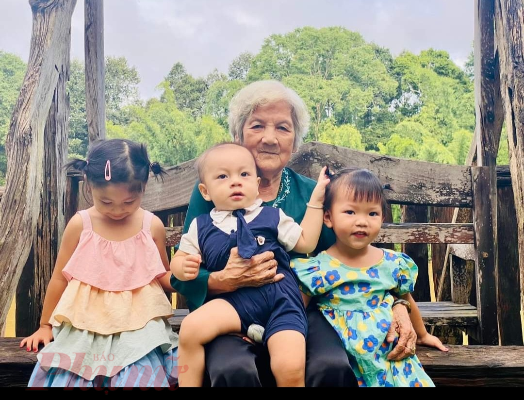  B&agrave; Chu Thị Hồng Th&uacute;y c&ugrave;ng c&aacute;c ch&aacute;u chắt của m&igrave;nh chụp ảnh lưu niệm trong dịp họp mặt gia đ&igrave;nh