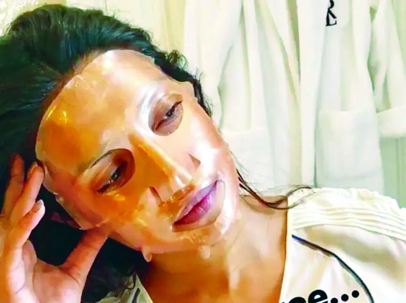 Priyanka Chopra chia sẻ một bức ảnh với mặt nạ dưỡng da được b&aacute;c sĩ phẫu thuật thẩm mỹ Yannis Alexandrides tạo ra