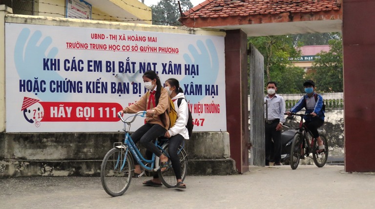 Pa n&ocirc; tuy&ecirc;n truyền chống bắt nạy, x&acirc;m hại học đường trước cổng trường THCS Quỳnh Phương. Ảnh: N.V