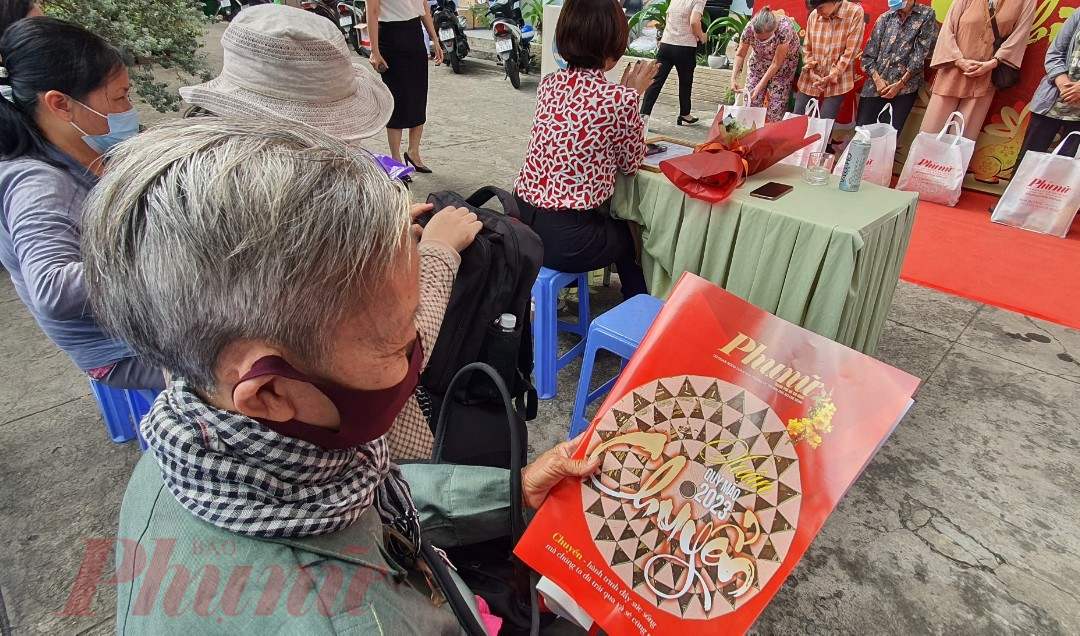 Trong mỗi phần qu&agrave; tết, B&aacute;o Phụ Nữ tặng chị em 1 quyển b&aacute;o xu&acirc;n. Nhiều d&igrave;, chị cho biết rất th&iacute;ch đọc v&igrave; c&oacute; nhiều b&agrave;i viết hay, tr&igrave;nh b&agrave;y đẹp