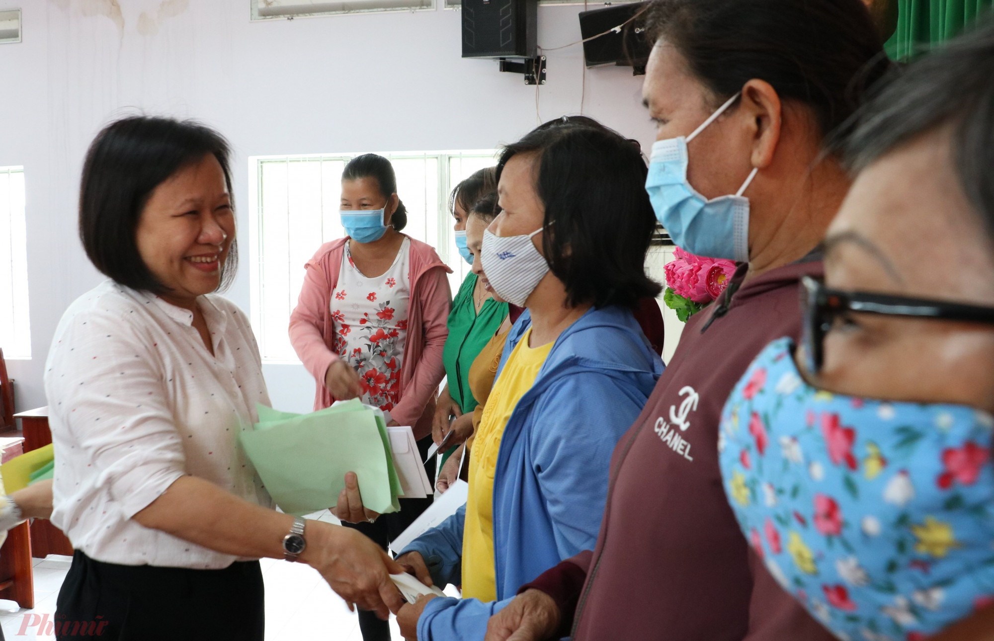 B&agrave; Tạ Thị Nam Hồng - Ph&oacute; Tổng bi&ecirc;n tập B&aacute;o Phụ Nữ TPHCM trao qu&agrave; tết cho phụ nữ kh&oacute; khăn tại huyện Củ Chi