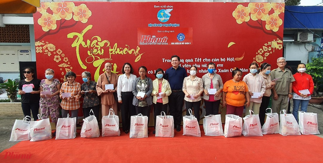 B&aacute;o Phụ Nữ TPHCM tặng qu&agrave; tết cho phụ nữ tại quận 3