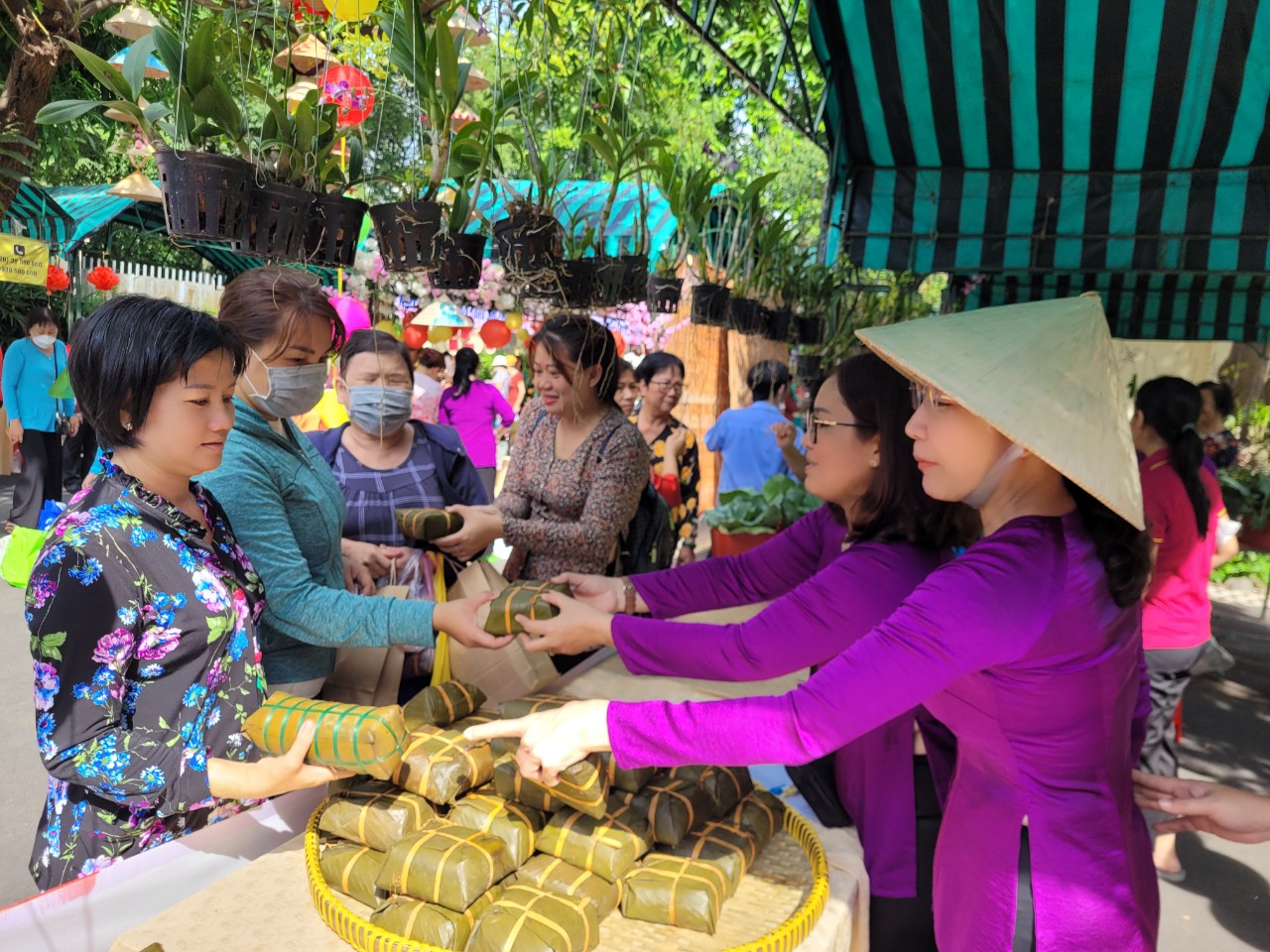 600 b&aacute;nh chưng, b&aacute;nh t&eacute;t 0 đồng được trao đến hội vi&ecirc;n, phụ nữ ngh&egrave;o kịp Tết &ocirc;ng T&aacute;o