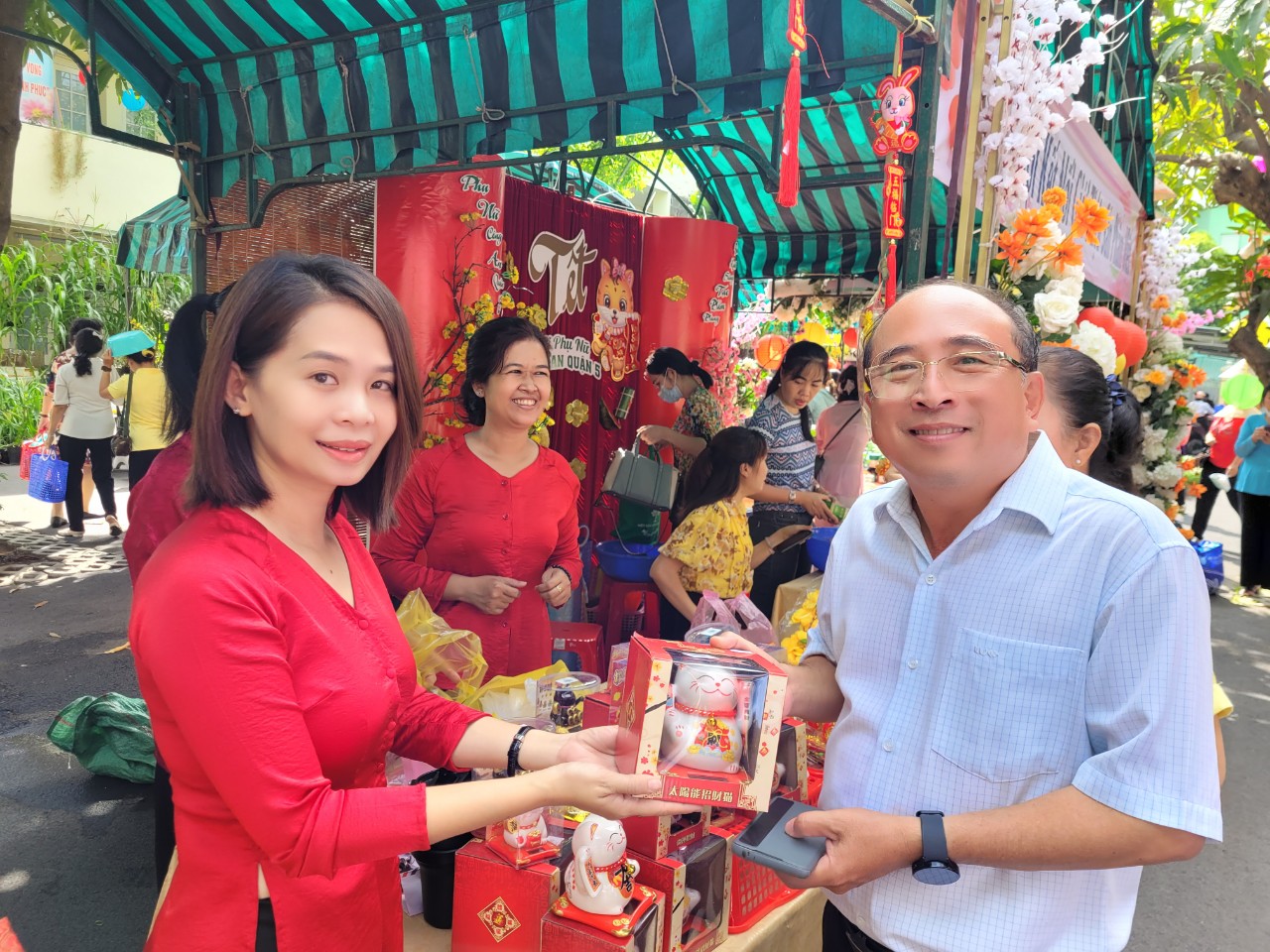 Một vị kh&aacute;ch h&agrave;i l&ograve;ng khi mua được M&egrave;o t&agrave;i lộc tại gian h&agrave;ng của Hội LHPN phường 9