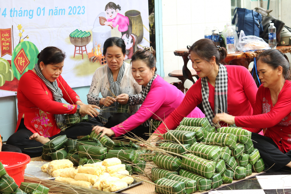 C&aacute;n bộ, hội vi&ecirc;n phụ nữ phường B&igrave;nh Trị Đ&ocirc;ng A c&ugrave;ng g&oacute;i b&aacute;nh t&eacute;t trong ng&agrave;y 14/1. 