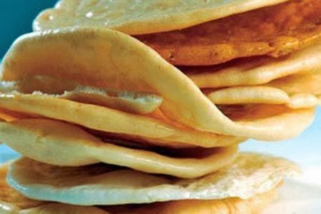 Chiếc b&aacute;nh phồng mềm mỏng gi&ograve;n ngọt nhưng c&ocirc;ng đoạn l&agrave;m ra n&oacute; v&ocirc; c&ugrave;ng c&ocirc;ng phu