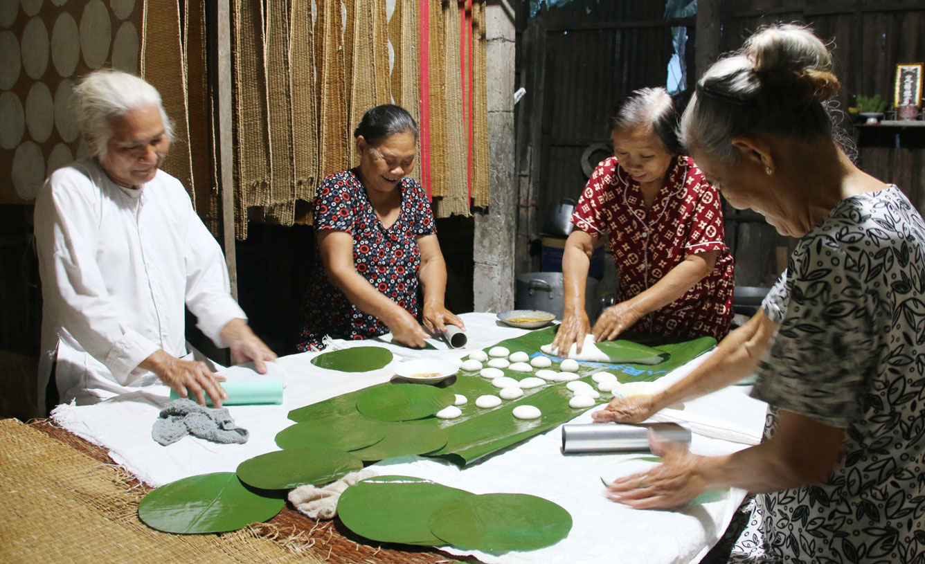Tr&aacute;ng b&aacute;nh, c&ocirc;ng đoạn c&ocirc;ng phu kh&ocirc;ng k&eacute;m cần đến những b&agrave;n tay nhanh nhẹn của c&aacute;c chị, c&aacute;c b&agrave;