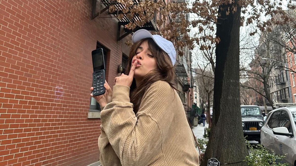 Nữ ca sĩ Camila Cabello với chiếc điện thoại nắp gập của m&igrave;nh