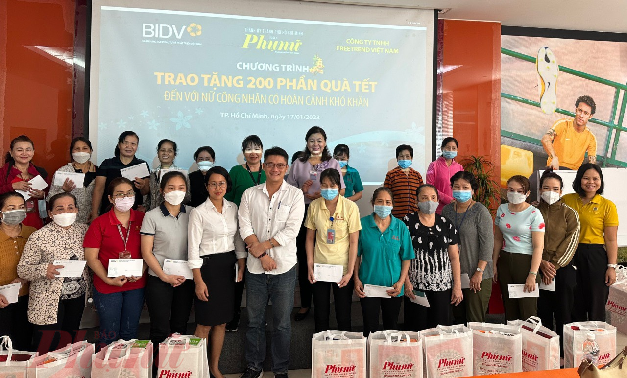 Chương tr&igrave;nh Tết ấm của B&aacute;o Phụ nữ TPHCM c&ugrave;ng c&aacute;c đơn vị t&agrave;i trợ tặng qu&agrave; cho nữ c&ocirc;ng nh&acirc;n