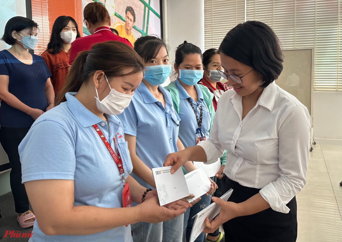 B&agrave; Nguyễn Thị Thu Giang - Ủy vi&ecirc;n Ban Chấp h&agrave;nh C&ocirc;ng đo&agrave;n BIDV trao qu&agrave; tết cho nữ c&ocirc;ng nh&acirc;n 