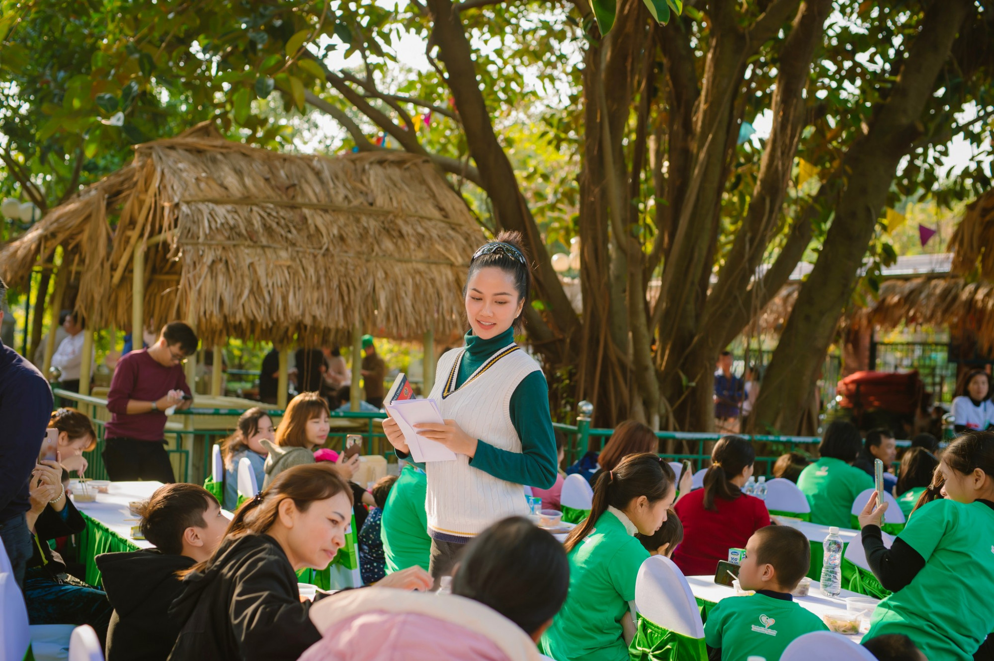 H'Hen Ni&ecirc; trong hoạt động mang phở cho trẻ em c&oacute; ho&agrave;n cảnh đặc biệt kh&oacute; khăn được tổ chức v&agrave;o th&aacute;ng 12/2022