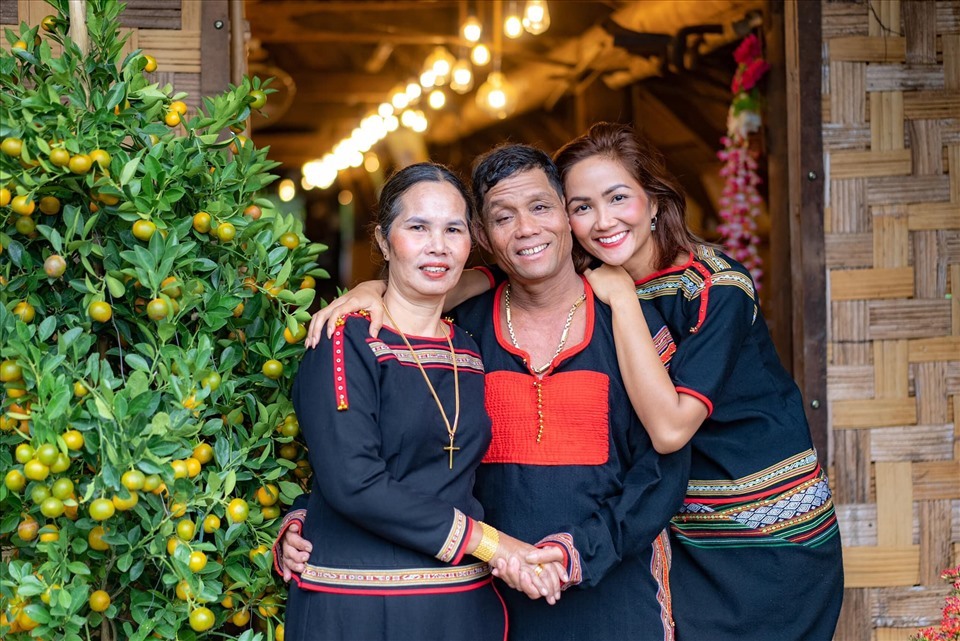 Cha mẹ H'Hen Ni&ecirc; ủng hộ con g&aacute;i tiếp tục ph&aacute;t triển sự nghiệp