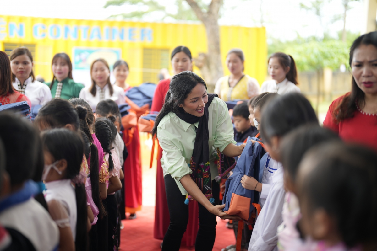 H'Hen Ni&ecirc; tặng qu&agrave; cho học sinh trong dịp kh&aacute;nh th&agrave;nh thư viện tặng cho trường tiểu học x&atilde; Ph&uacute;c Than, huyện Than Uy&ecirc;n, tỉnh Lai Ch&acirc;u v&agrave;o th&aacute;ng 6/2022