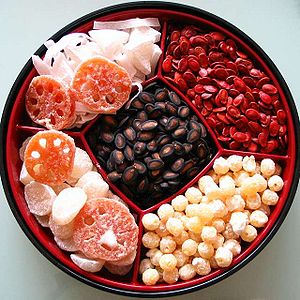 Khay đựng mứt Tết xưa kh&ocirc;ng thể thiếu hạt dưa. Ảnh minh họa.
