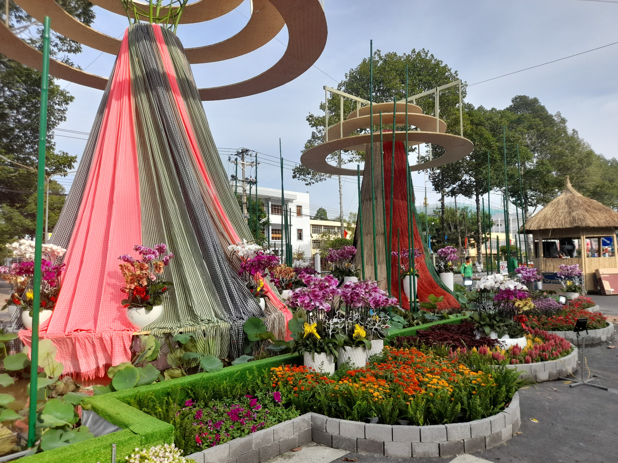 Chiếu Định Y&ecirc;n (Lấp V&ograve;), Khăn cho&agrave;ng Long Kh&aacute;nh (Hồng Ngự), xo&agrave;i Cao L&atilde;nh... được đưa v&agrave;o đường hoa xu&acirc;n