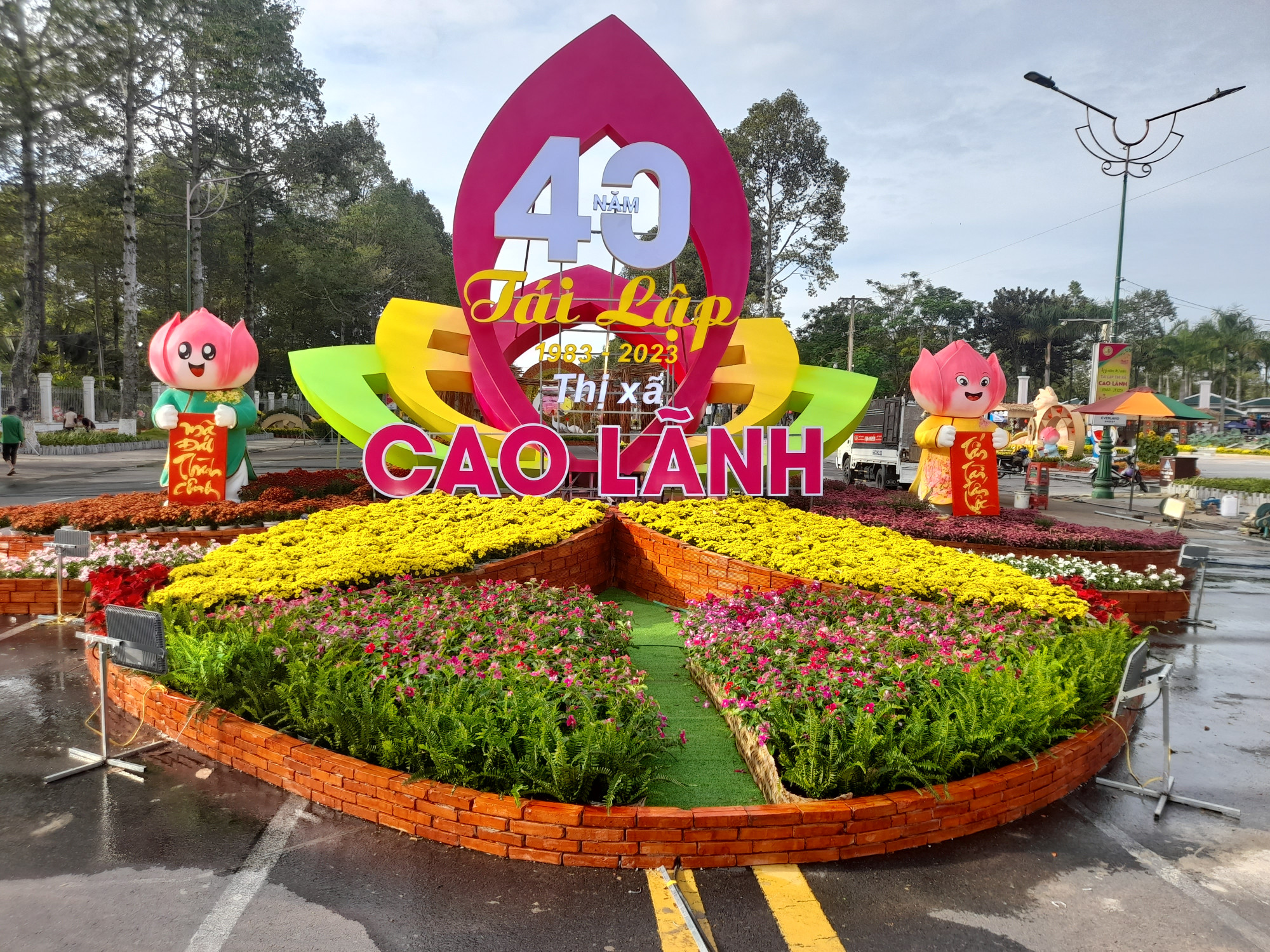 Đ&acirc;y cũng l&agrave; dịp kỹ niệm 40 năm t&aacute;i lập Thị x&atilde; Cao L&atilde;nh, nay l&agrave; TP Cao L&atilde;nh ( 23/2/1983 - 23/2/2023