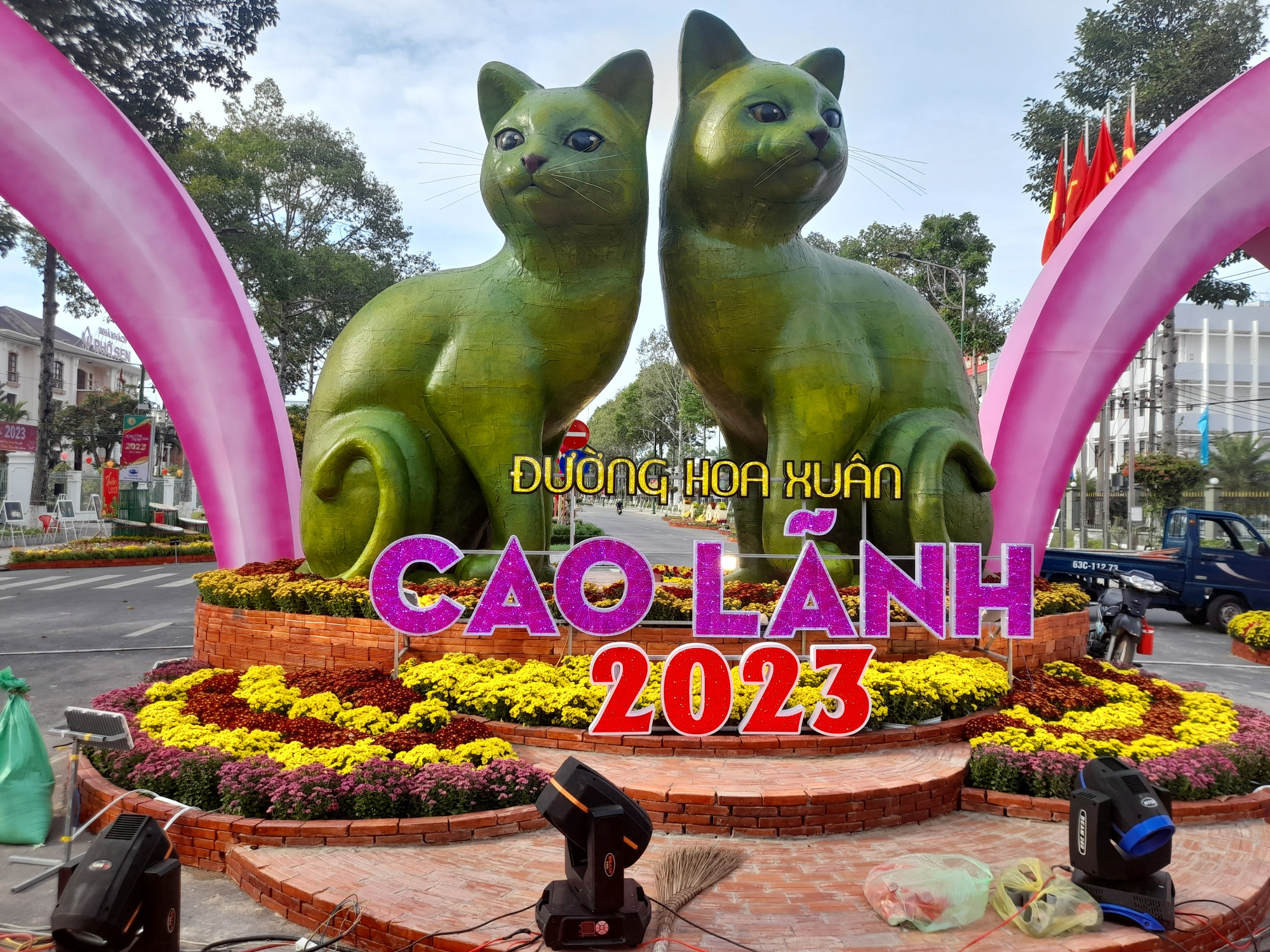 Linh vật m&egrave;o từ l&aacute; sen kh&ocirc;