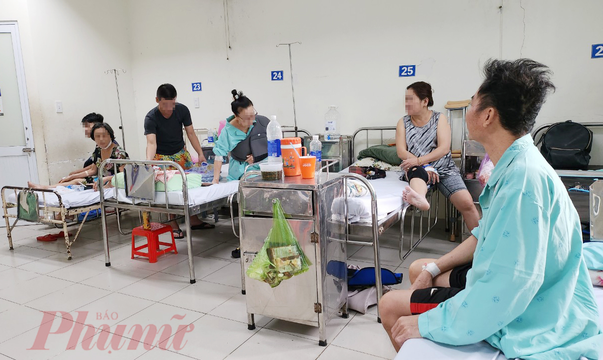 L&agrave; một trong hai bệnh nh&acirc;n phải ở lại bệnh viện đến qua Tết, anh N. (&aacute;o xanh g&oacute;c phải) ch&uacute;c mừng mọi người được về nh&agrave;