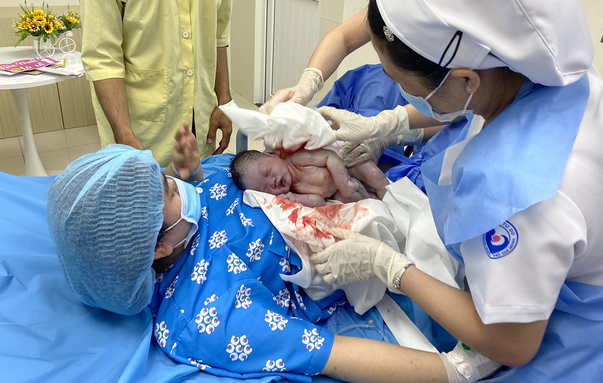 Đ&uacute;ng thời khắc chuyển giao năm Qu&yacute; M&atilde;o, b&eacute; trai cất tiếng kh&oacute;c ch&agrave;o đời khỏe mạnh, b&aacute;o hiệu một năm mới thuận lợi, an l&agrave;nh, ảnh HL