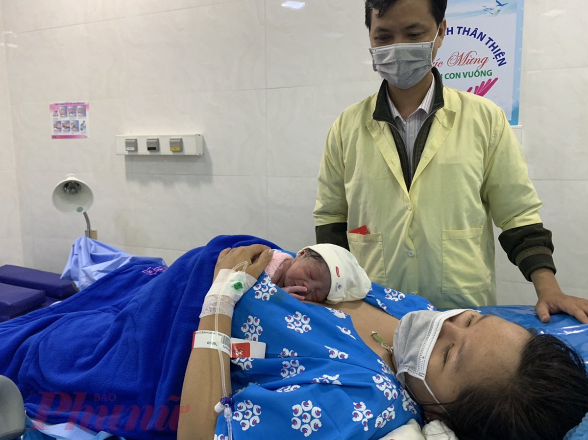 Anh Đặng B&aacute; Ngoạn chồng của chị Phan Vũ B&igrave;nh Minh (25 tuổi, ở B&igrave;nh Dương) vui mừng: &ldquo;Vợ t&ocirc;i v&agrave;o l&uacute;c hơn 12g trưa h&ocirc;m nay, n&ecirc;n t&ocirc;i kh&ocirc;ng nghĩ con m&igrave;nh sẽ sinh v&agrave;o thời khắc đặc biệt n&agrave;y. T&ocirc;i đ&atilde; chọn cho con g&aacute;i c&aacute;i t&ecirc;n Đặng Ho&agrave;ng Phương Uy&ecirc;n. Trong niềm vui gia đ&igrave;nh đ&oacute;n th&agrave;nh vi&ecirc;n mới, con g&aacute;i như lộc trời d&agrave;nh cho gia đ&igrave;nh, cũng l&agrave; một m&oacute;n qu&agrave; rất lớn m&agrave; c&aacute;c b&aacute;c sĩ đ&atilde; c&ugrave;ng mang lộc may mắn đến ch&uacute;ng t&ocirc;i&rdquo;.
