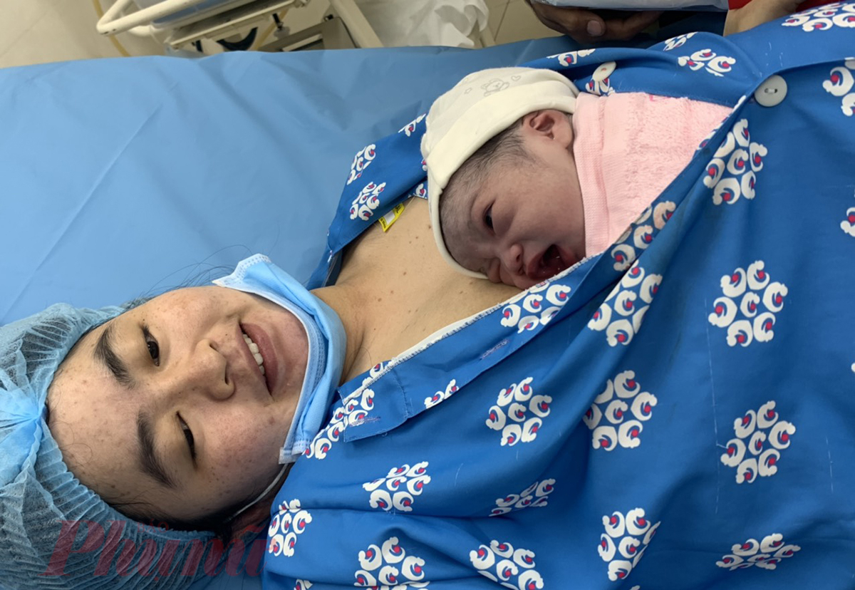 Ở ph&ograve;ng b&ecirc;n cạnh, chị Trần Thị Huyền Hoa (28 tuồi, ở T&acirc;y Ninh) vợ của anh Dương Quốc Ho&agrave;ng, qu&ecirc; T&acirc;y Ninh sinh con g&aacute;i đầu l&ograve;ng l&uacute;c 0 giờ 1 ph&uacute;t của năm mới