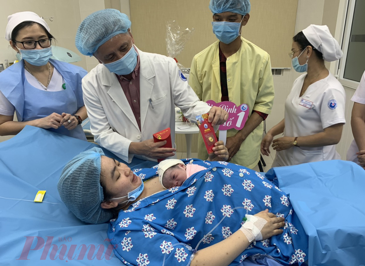 B&aacute;c sĩ chuy&ecirc;n khoa 2 Trần Ngọc Hải, Ph&oacute; gi&aacute;m đốc Điều h&agrave;nh Bệnh viện Từ Dũ TPHCM tặng qu&agrave; ch&uacute;c mừng cho c&aacute;c sản phụ sinh con trong đ&ecirc;m giao thừa