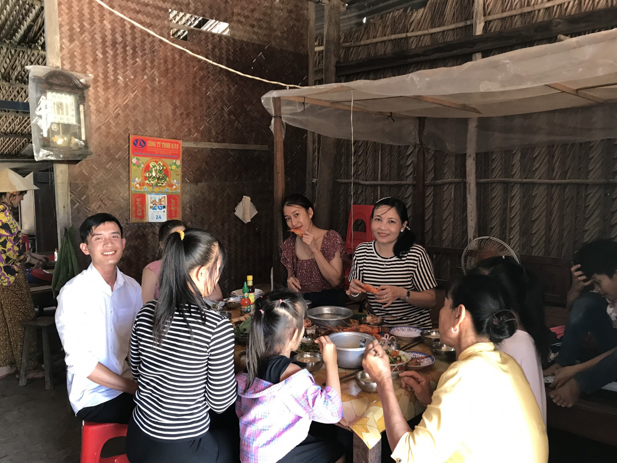 Anh Tường (&aacute;o trắng) v&agrave; anh, chị, em họ h&agrave;ng 