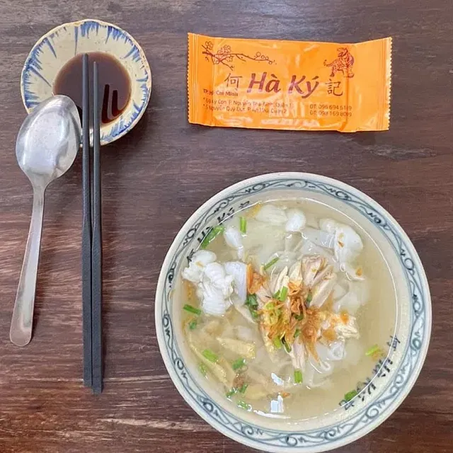 Một m&oacute;n m&igrave; nhất định phải thử  1 / 7 T&iacute;n dụng: Nicolette Yip &ldquo;Thay v&igrave; phở, t&ocirc;i c&oacute; gợi &yacute; cho bạn một m&oacute;n m&igrave; kh&aacute;c! Một nơi kh&ocirc;ng thể bỏ qua, Ha Ky b&aacute;n m&oacute;n s&uacute;p hủ tiếu ngon nhất (ở Singapore gọi l&agrave; kway teow), ăn k&egrave;m với c&aacute; tươi v&agrave;/hoặc thịt g&agrave; th&aacute;i l&aacute;t. Rửa sạch n&oacute; với một ly c&agrave; ph&ecirc; đ&aacute; ngon từ cửa h&agrave;ng b&ecirc;n cạnh.  69 Đ. K&yacute; Con, Phường Nguyễn Th&aacute;i B&igrave;nh, Quận 1, Th&agrave;nh phố Hồ Ch&iacute; Minh, Việt Nam