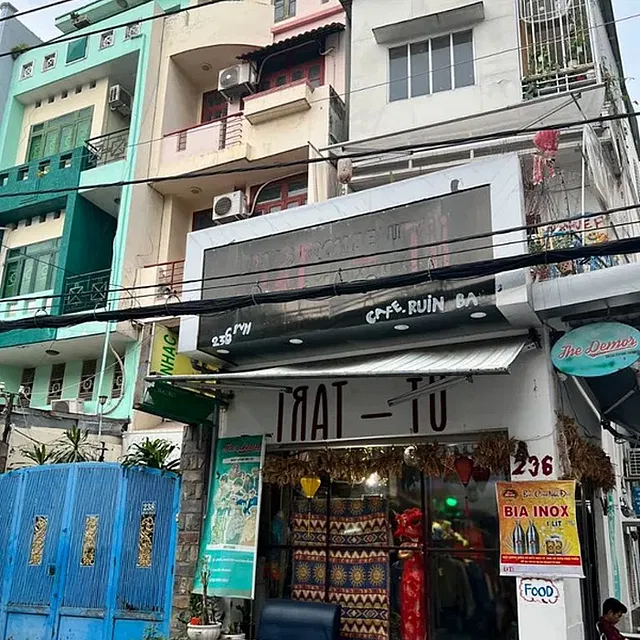 &ldquo;Mua sắm đồ cũ l&agrave; một c&aacute;ch th&uacute; vị để t&ocirc;i kh&aacute;m ph&aacute; một th&agrave;nh phố mới. Bỏ qua (thường nghi ngờ như) Chợ Bến Th&agrave;nh v&agrave; đi đến The Demor (ảnh). Đ&oacute; l&agrave; một trong những cửa h&agrave;ng cổ điển y&ecirc;u th&iacute;ch của t&ocirc;i v&agrave; c&oacute; nhiều loại sản phẩm, từ đồng phục qu&acirc;n đội Việt Nam đến quần b&ograve; Levi's chất lượng.&rdquo;
