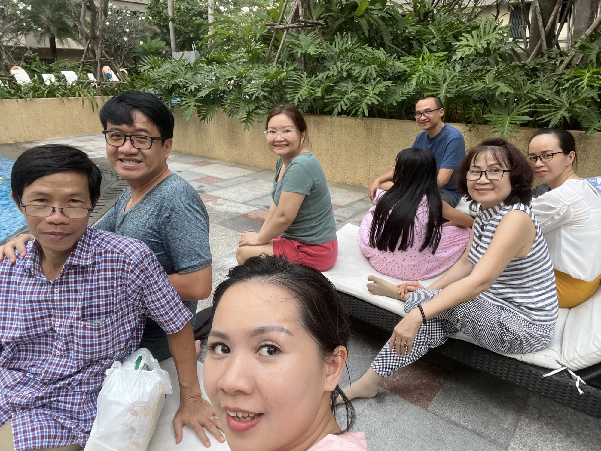 Cả nh&agrave; qu&acirc;y quần chụp ảnh thật vui