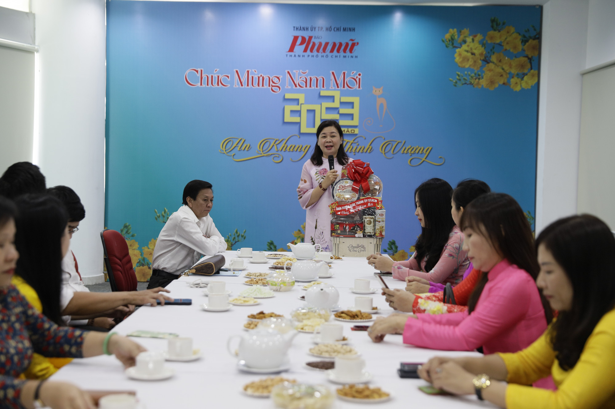Tổng Bi&ecirc;n tập B&aacute;o Phụ Nữ TPHCM L&yacute; Việt Trung b&aacute;o c&aacute;o kết quả của đơn vị