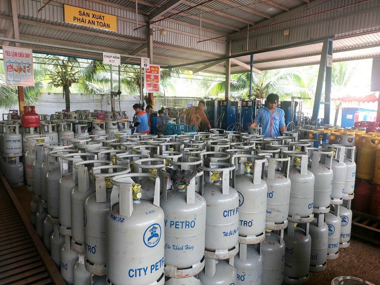 Từ ng&agrave;y 1/2/2023, gi&aacute; gas ch&iacute;nh thức tăng 63.000 đồng/b&igrave;nh 12 kg.