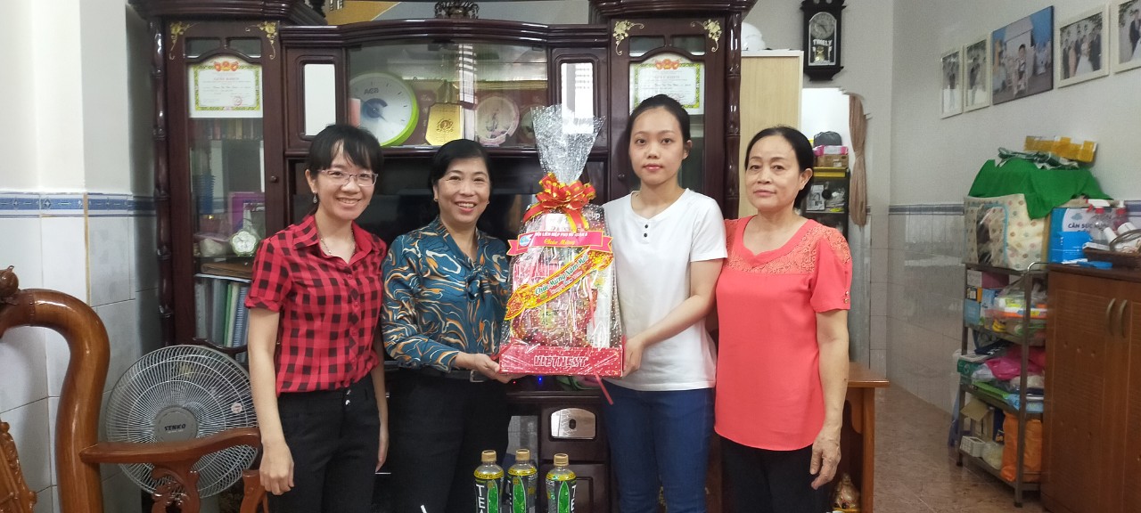 B&agrave; Nguyễn Thị Thi&ecirc;n Nga - Chủ tịch Hội LHPN quận 8 cũng đến nh&agrave; ri&ecirc;ng để thăm hỏi, tặng qu&agrave;, động vi&ecirc;n Thảo v&agrave; gia đ&igrave;nh trước ng&agrave;y em l&ecirc;n đường