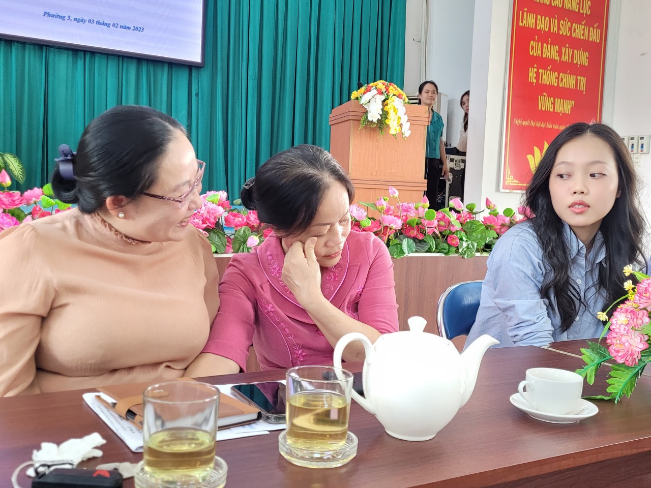 Chị B&ugrave;i Thị Hải - mẹ Thảo li&ecirc;n tục đưa tay quẹt nước mắt trước ng&agrave;y tiễn con đi