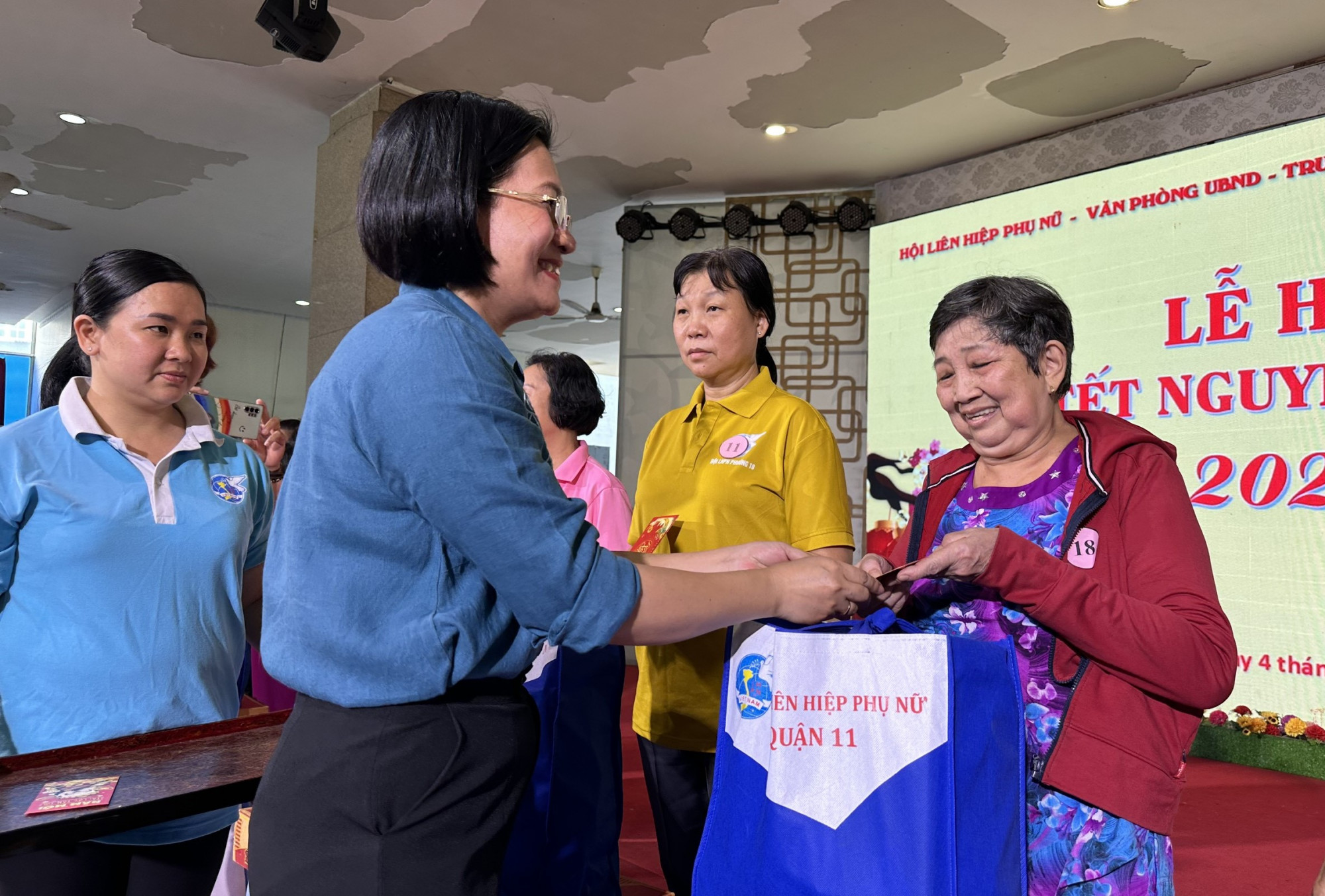 Chị Đo&agrave;n Thị Thanh Thủy - Chủ tịch Hội LHPN quận 11 tặng qu&agrave; cho c&aacute;n bộ, hội vi&ecirc;n phụ nữ 