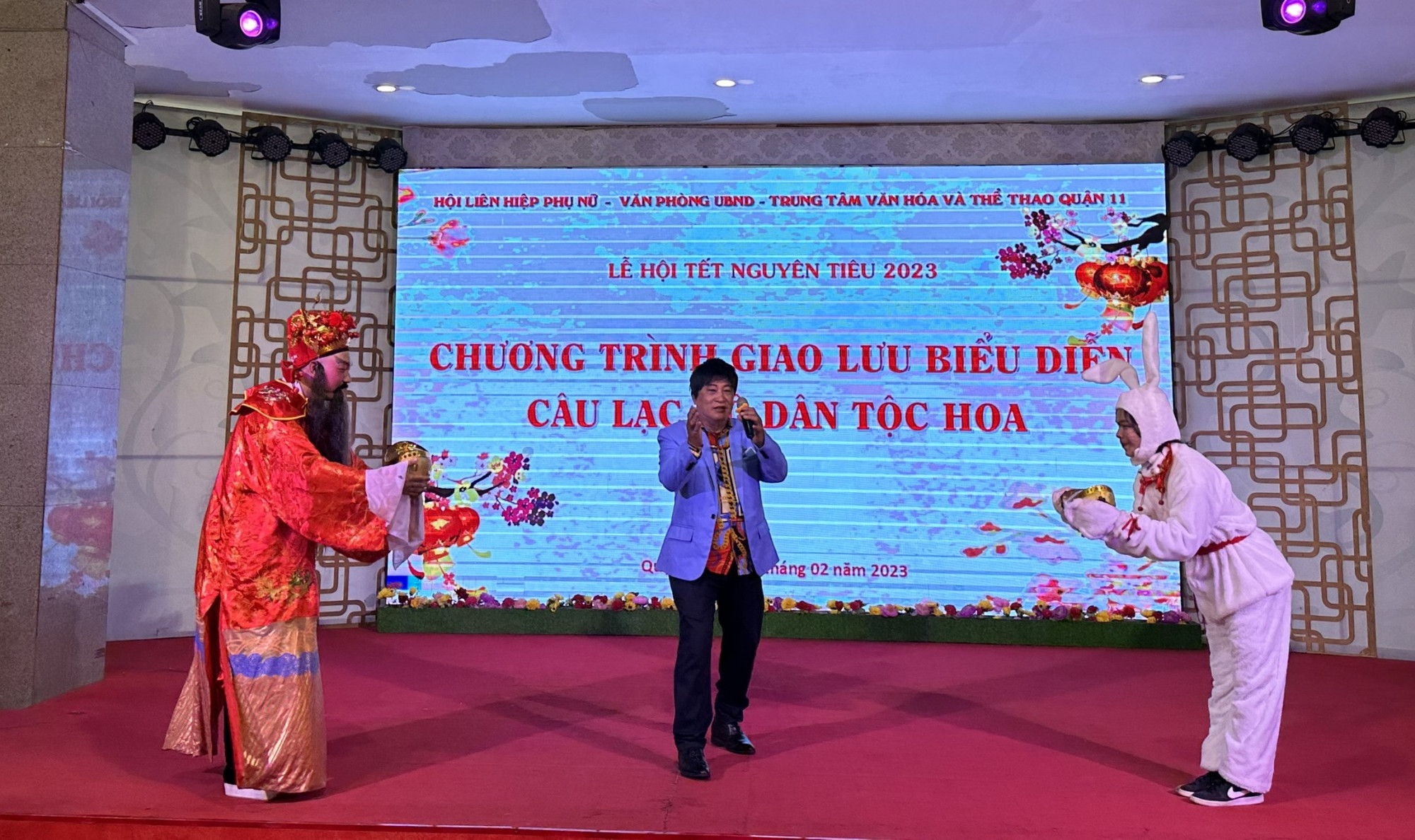 Chương tr&igrave;nh biểu diễu, giao lưu văn nghệ diễn ra trong khu&ocirc;n khổ lễ hội 