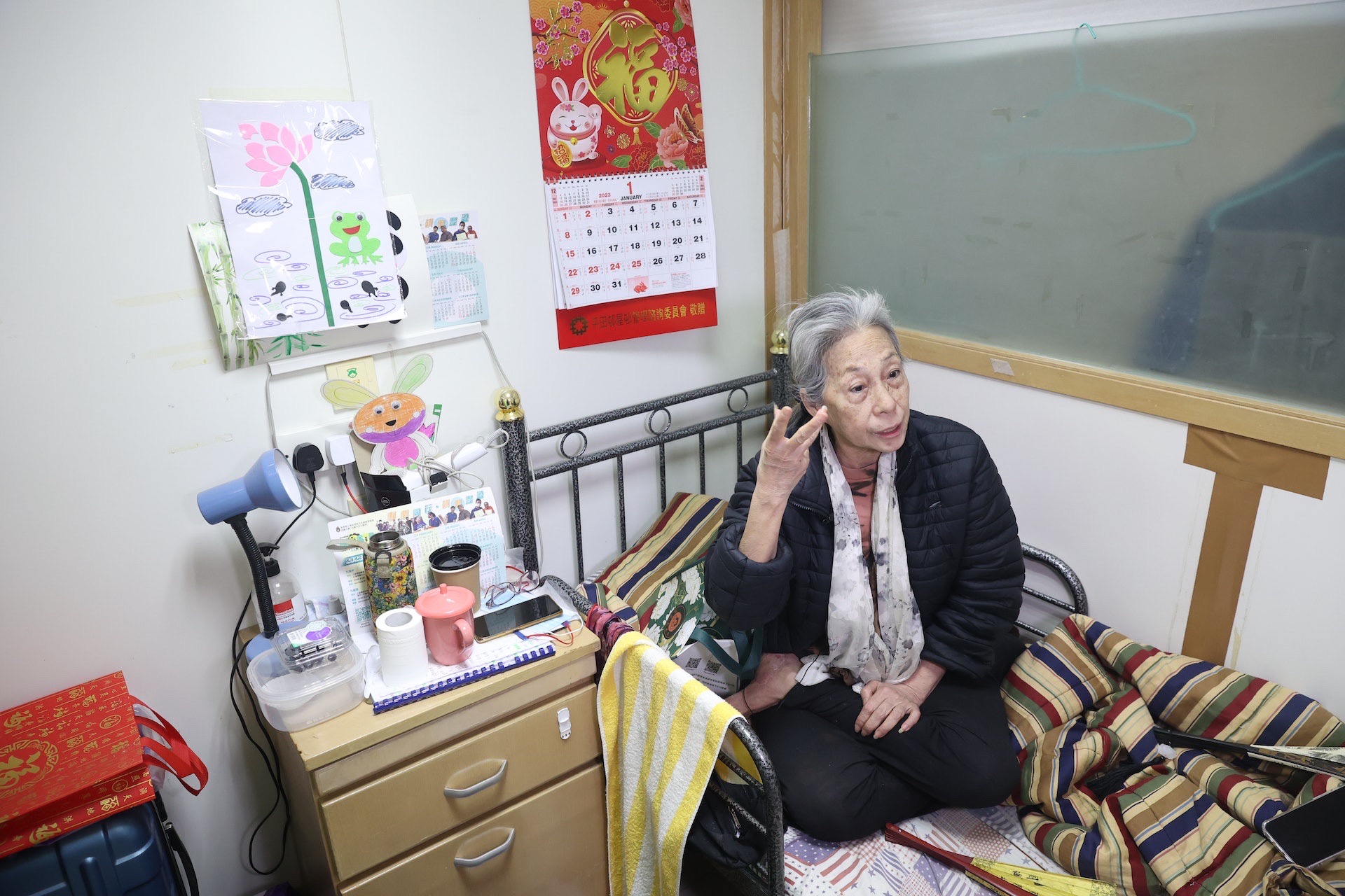 B&agrave; nhớ lại c&oacute; thời điểm trong t&uacute;i kh&ocirc;ng c&oacute; đủ tiền mua 1 phần cơm, hay 1 chai nước uống. C&oacute; thời điểm, b&agrave; kh&ocirc;ng c&oacute; nh&agrave; để về. B&agrave; phải ở nh&agrave; kho 2 đ&ecirc;m. Đ&ecirc;m nọ, b&agrave; ngồi tr&ecirc;n ghế đ&aacute; c&ocirc;ng vi&ecirc;n suốt cả đ&ecirc;m. Một người bạn t&igrave;m đến, hỏi b&agrave; đang gặp vấn đề g&igrave;. Cuộc n&oacute;i chuyện gi&uacute;p b&agrave; hiểu rằng chỉ c&oacute; cố gắng sống mới c&oacute; thể l&agrave;m việc. Nhắc đến c&aacute;c con, b&agrave; lu&ocirc;n day dứt, thấy mắc nợ điều g&igrave; đ&oacute;. T&ocirc;i kh&ocirc;ng phải người mẹ tốt, b&agrave; bộc bạch. Hiện, c&aacute;c con, ch&aacute;u c&oacute; cuộc sống ổn định, được học h&agrave;nh tử tế khiến b&agrave; an t&acirc;m. 