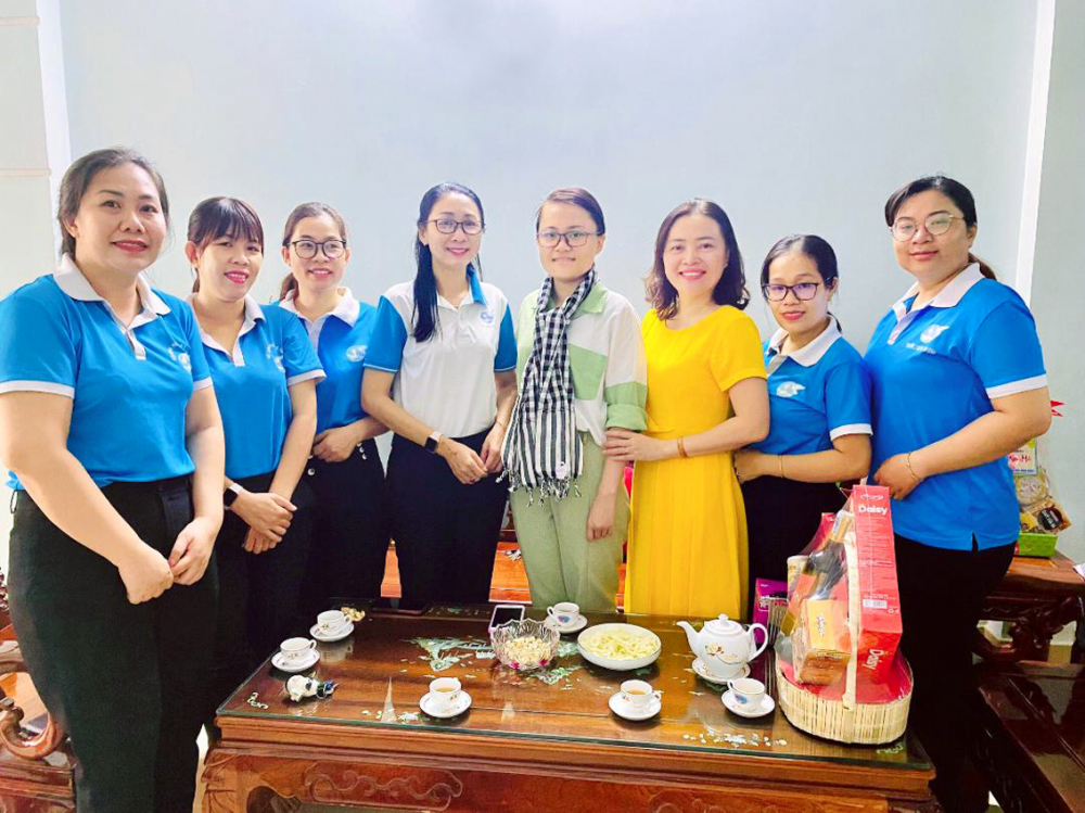 Hội LHPN quận T&acirc;n B&igrave;nh thăm hỏi v&agrave; động vi&ecirc;n Nguyễn Phan Quỳnh Ch&acirc;u trước ng&agrave;y em l&ecirc;n đường nhập ngũ