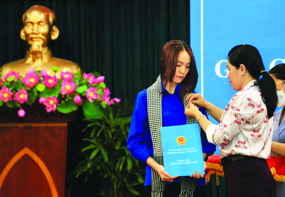 B&agrave; Nguyễn Trần Phượng Tr&acirc;n - Chủ tịch Hội LHPN TPHCM - đ&atilde; gửi tặng m&oacute;n qu&agrave; y&ecirc;u thương, ch&uacute;c t&acirc;n binh An Vũ Kim Phụng (quận 3) sẽ ho&agrave;n th&agrave;nh xuất sắc nghĩa vụ qu&acirc;n sự - ẢNH: HỘI LHPN TPHCM