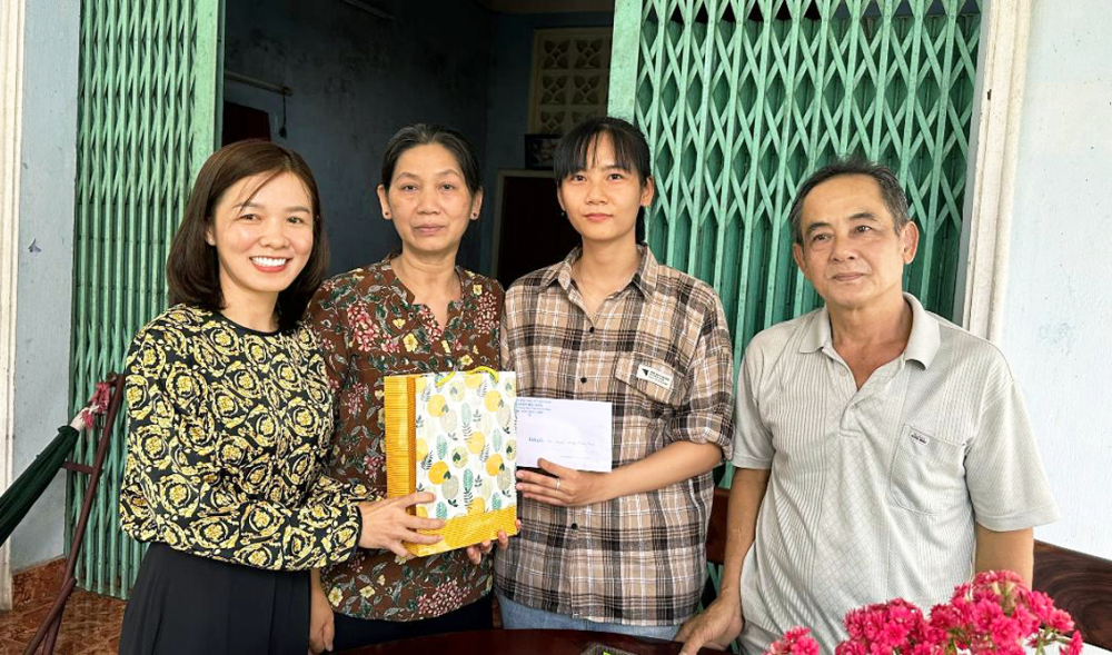 Hội LHPN huyện H&oacute;c M&ocirc;n đến thăm, động vi&ecirc;n bạn Hương Tr&uacute;c v&agrave; gia đ&igrave;nh trước ng&agrave;y l&ecirc;n đường thực hiện nghĩa vụ qu&acirc;n sự 2023