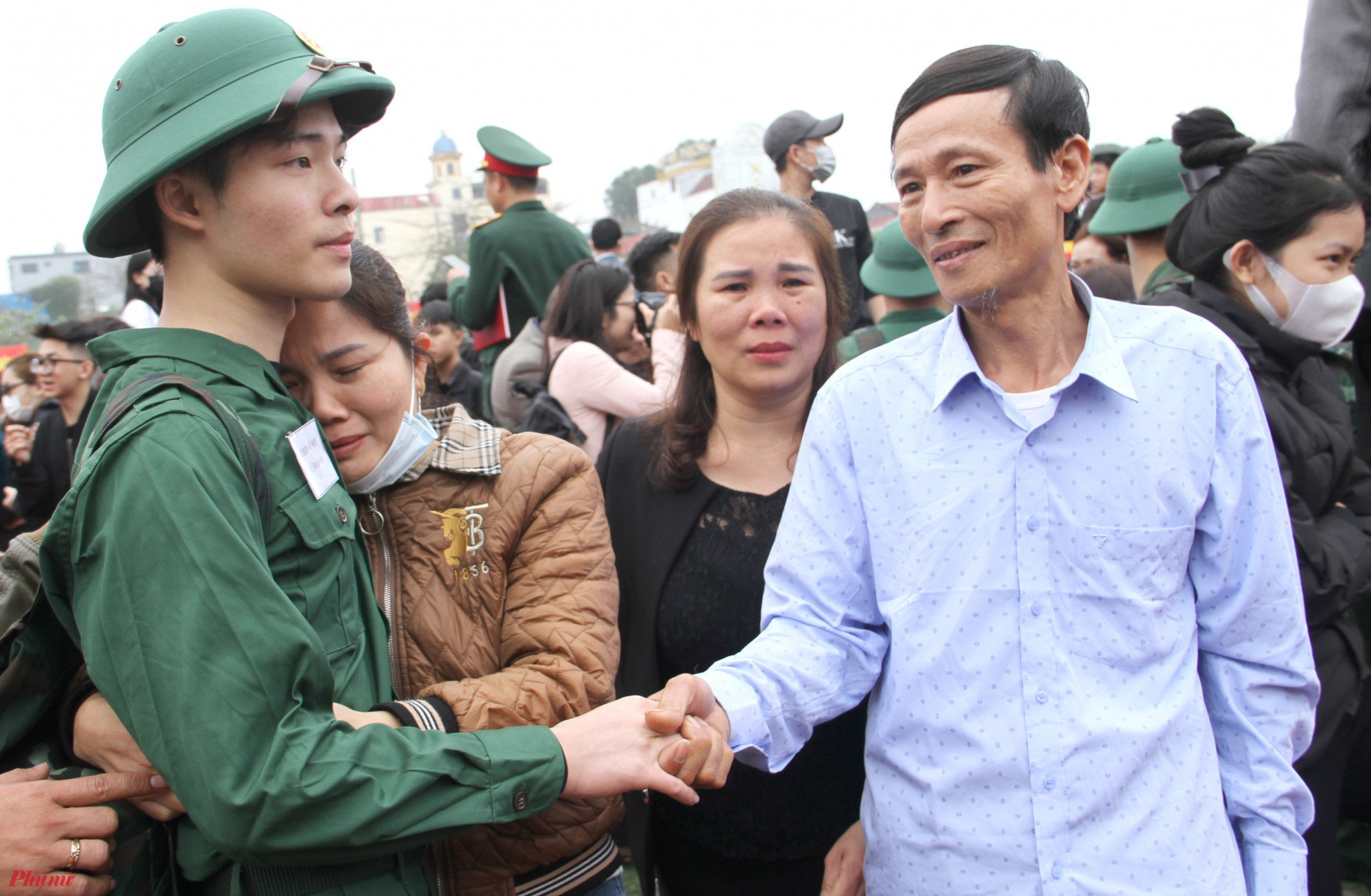 Người th&acirc;n động vi&ecirc;n, kh&iacute;ch lệ con em trước l&uacute;c l&ecirc;n đường nhập ngũ - Ảnh: Phan Ngọc