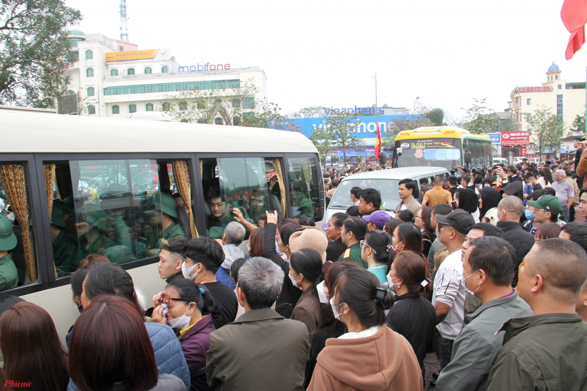 Người th&acirc;n qu&acirc;y k&iacute;n xe đưa đ&oacute;n t&acirc;n binh - Ảnh: Phan Ngọc